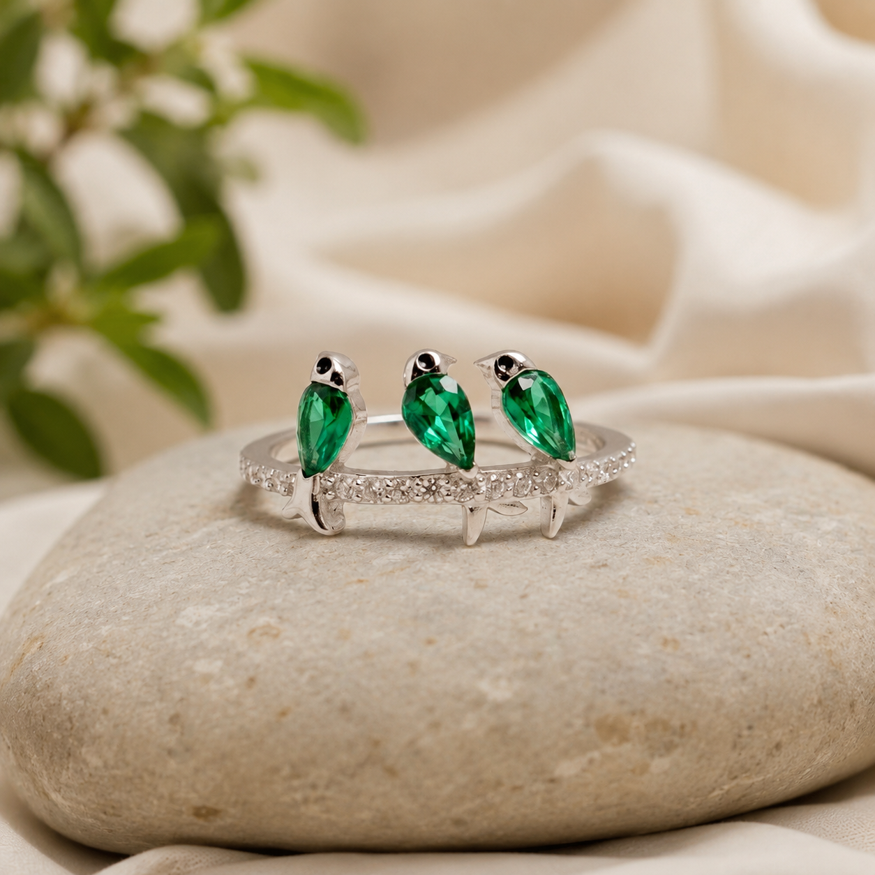 Emrald Songbirds Ring