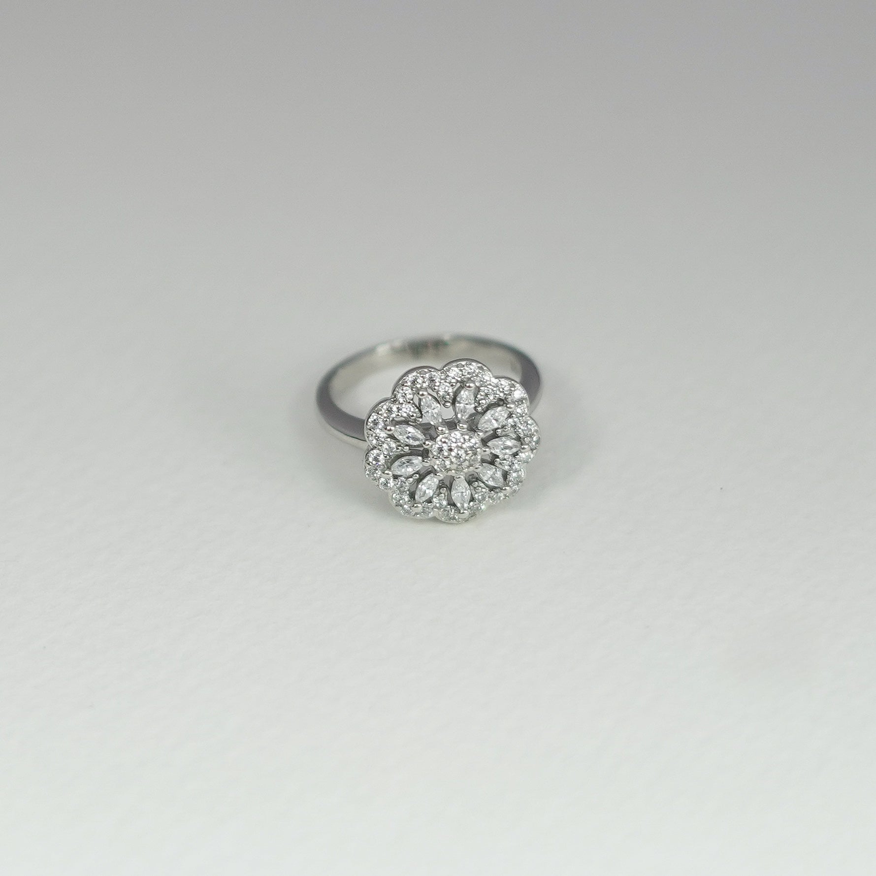 Arctic Flower Cluster Ring – Multi-Layer Floral Diamond Sparkle Luxury Design