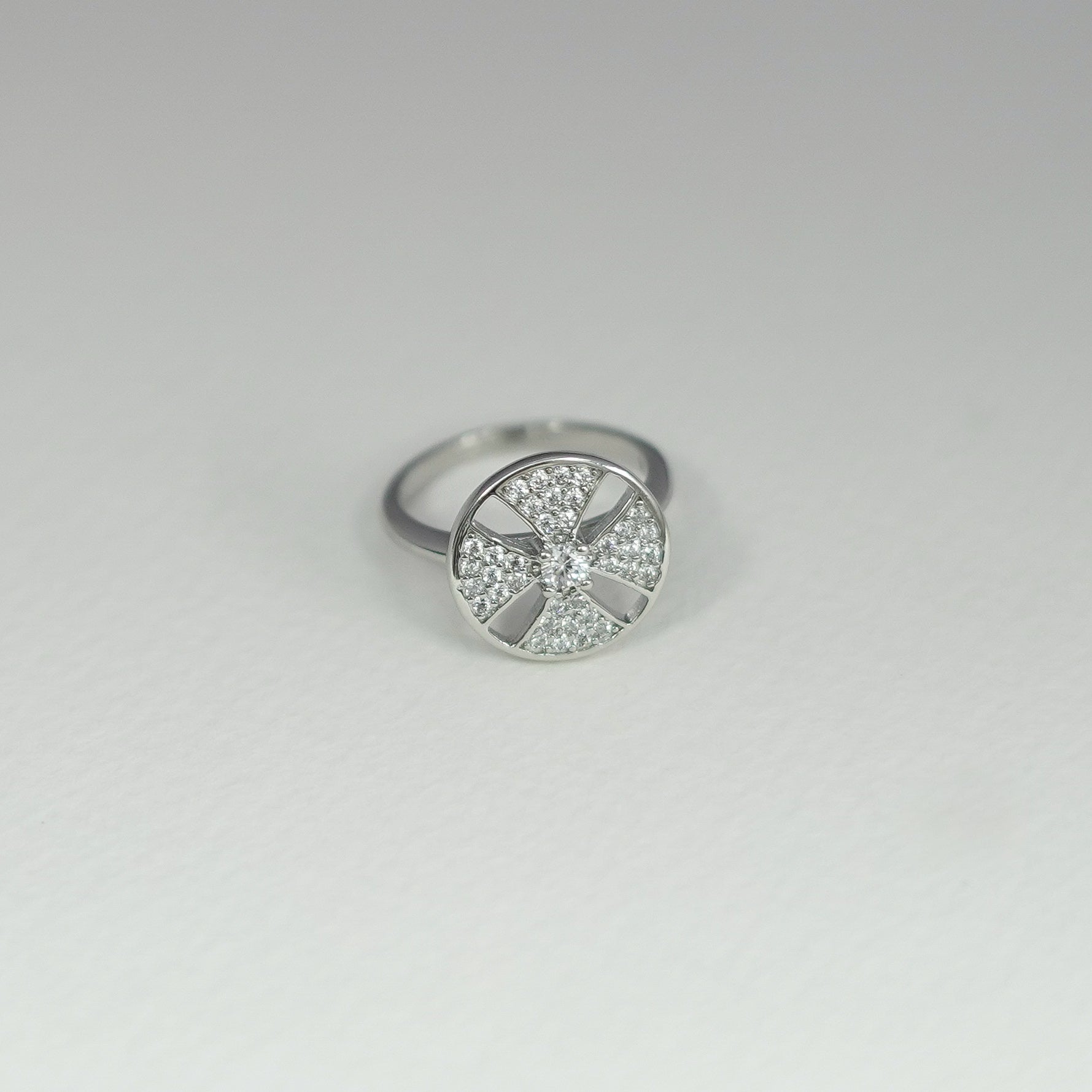 Silver Quadrant Radiance Ring – Modern Circle Disc Diamond Sparkle Design