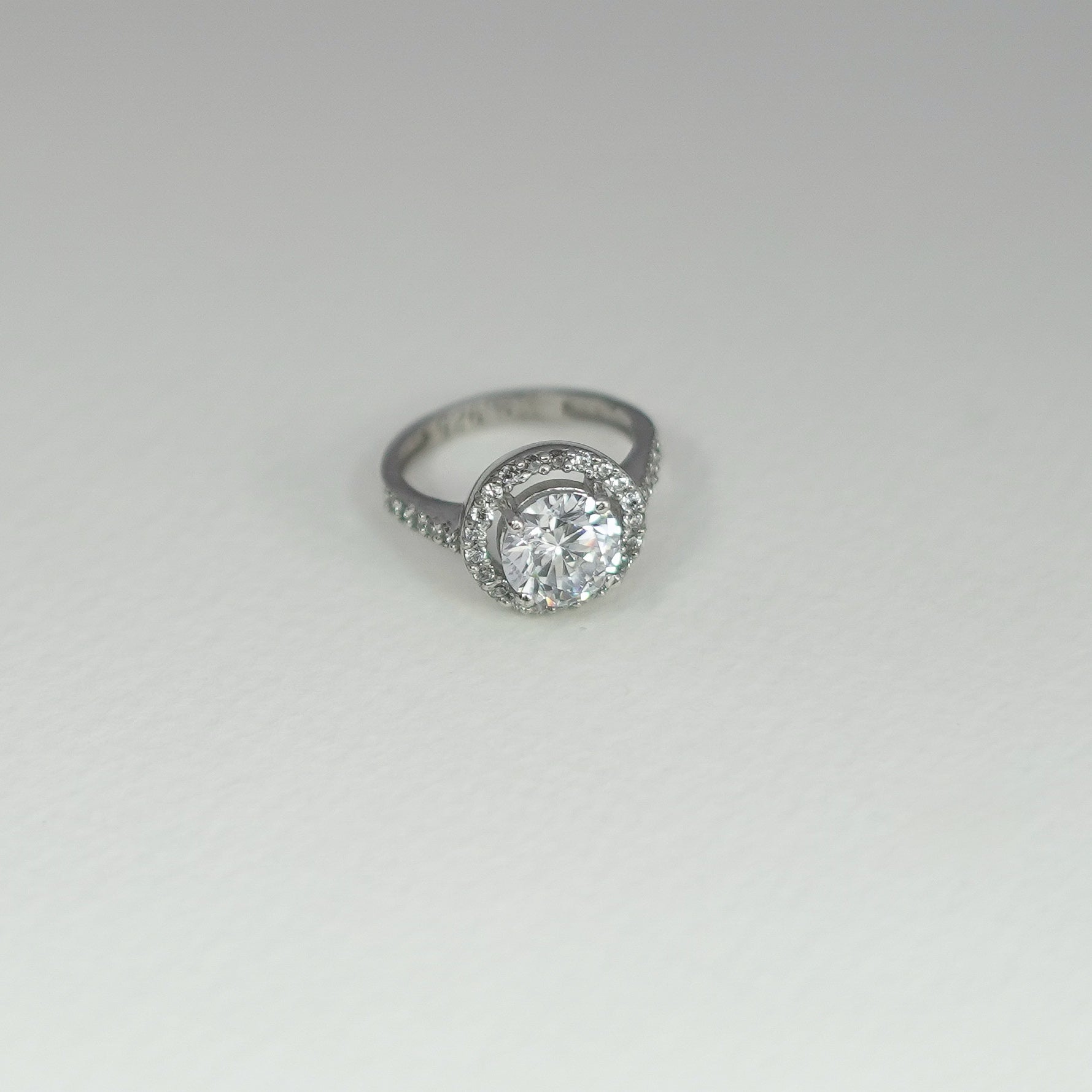 Solitaire Sparkle Halo Diamond Ring – Elegant Classic Round Design