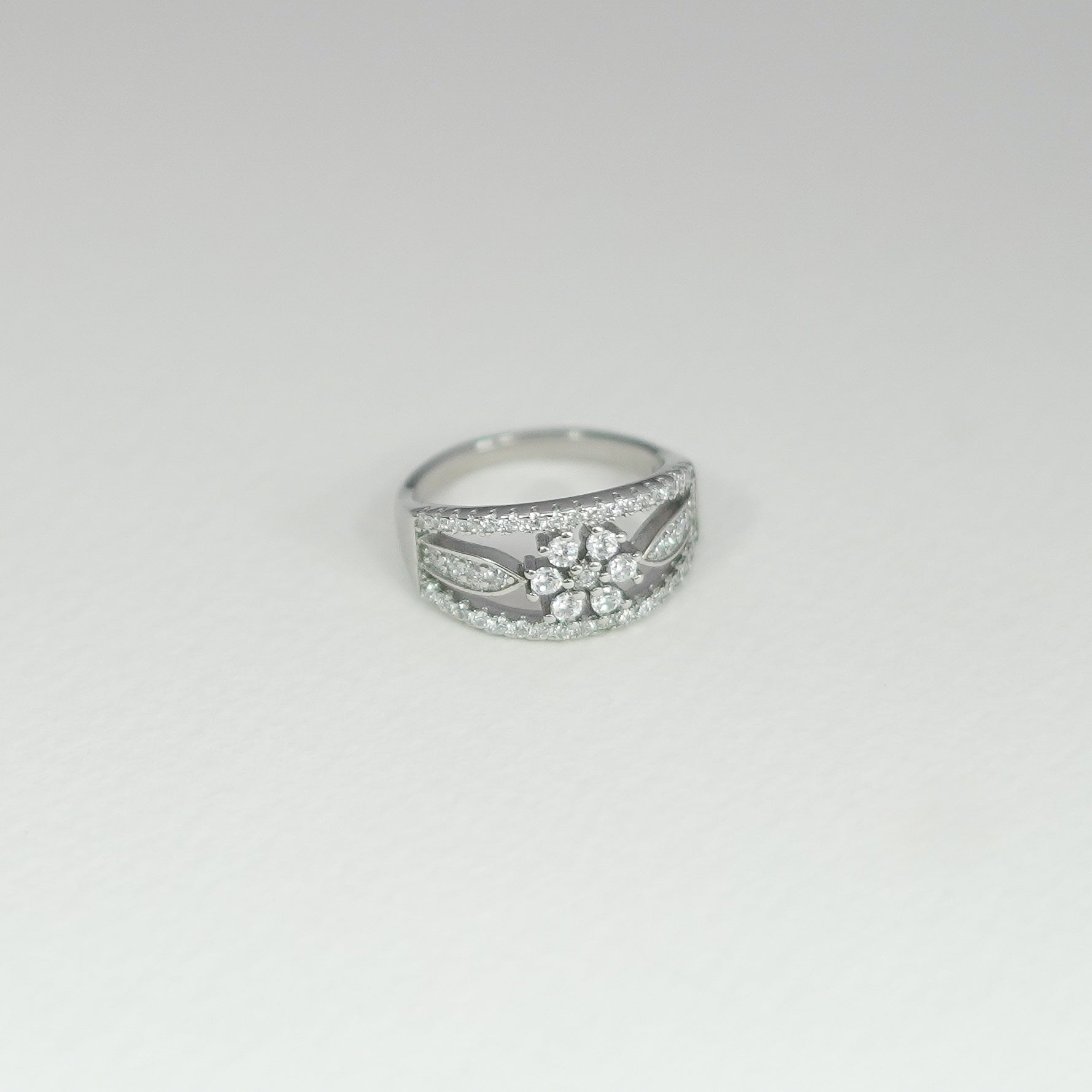 Star Cluster Floral Diamond Ring – Wide Band Luxury Design